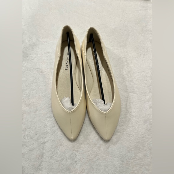 NIB Tahari Paris Ivory Vegan Pointed Toe Flats - Size 7.5 - Picture 2 of 6